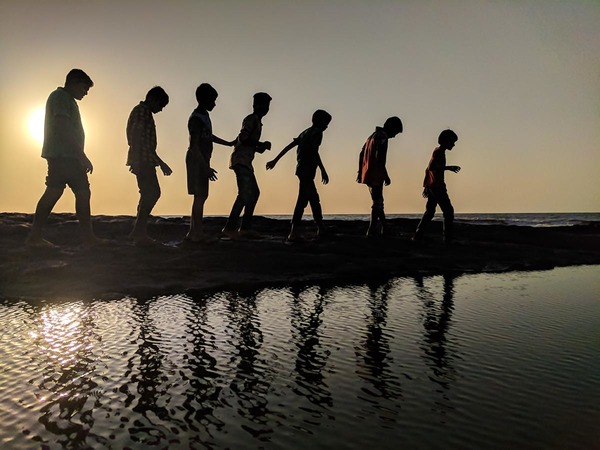 Medium backlit beach children 939700  1 